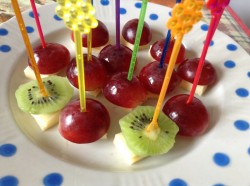 Канапе с виноградом, киви, апельсином и сыром - шаг 8