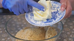 Карамельно-творожный торт с орехом без выпечки - шаг 2 Карамельно-творожный торт с орехом без выпечки - шаг 2