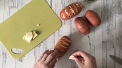 Картошка гармошка с сыром - шаг 5 Картошка гармошка с сыром - шаг 5