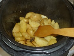 Картошка по деревенски в мультиварке - шаг 10 Картошка по деревенски в мультиварке - шаг 10