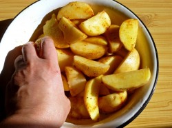 Картошка по деревенски в мультиварке - шаг 6 Картошка по деревенски в мультиварке - шаг 6