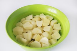 Картошка в сметане в мультиварке - шаг 1