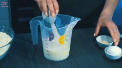 Классические пончики с повидлом жареные во фритюре - шаг 2