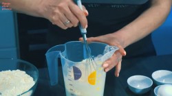 Классические пончики с повидлом жареные во фритюре - шаг 5