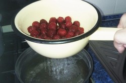 Клубничный компот в банках на зиму - шаг 4