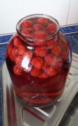 Клубничный компот в банках на зиму - шаг 7