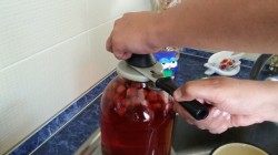 Клубничный компот в банках на зиму - шаг 8