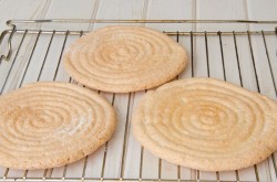 Кокосовый бисквит Дакуаз с ягодами - шаг 16 Кокосовый бисквит Дакуаз с ягодами - шаг 16