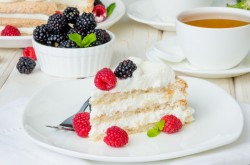 Кокосовый бисквит Дакуаз с ягодами - шаг 26 Кокосовый бисквит Дакуаз с ягодами - шаг 26