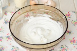 Кокосовый бисквит Дакуаз с ягодами - шаг 5 Кокосовый бисквит Дакуаз с ягодами - шаг 5