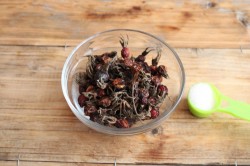 Компот из шиповника сушеного - шаг 1 Компот из шиповника сушеного - шаг 1