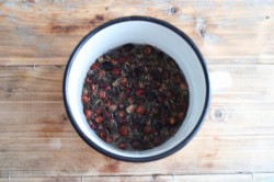 Компот из шиповника сушеного - шаг 3 Компот из шиповника сушеного - шаг 3