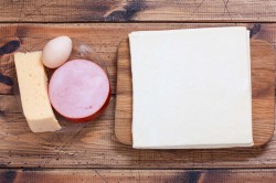 Слоеные конвертики с ветчиной и сыром - шаг 1