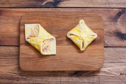 Слоеные конвертики с ветчиной и сыром - шаг 7