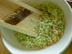 Крабовый салат без риса с молодой капустой - шаг 2