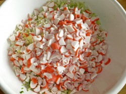 Крабовый салат без риса с молодой капустой - шаг 7