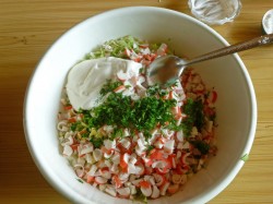 Крабовый салат без риса с молодой капустой - шаг 9