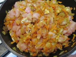 Куриная грудка с тушеной капустой и томатной пастой - шаг 7