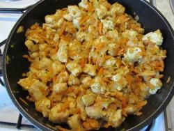 Тушеная капуста с куриной грудкой на сковороде. Капуста тушеная с грудкой. Куриная грудка, тушёная с капустой. Куриная грудка с томатной пастой с луком тушеная. Куриная грудка с тушеной капустой фото.