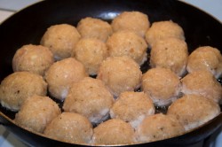 Куриные митболы с сыром в томатном соусе - шаг 20 Куриные митболы с сыром в томатном соусе - шаг 20