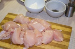 Куриные митболы с сыром в томатном соусе - шаг 2 Куриные митболы с сыром в томатном соусе - шаг 2