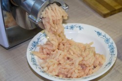 Куриные митболы с сыром в томатном соусе - шаг 3 Куриные митболы с сыром в томатном соусе - шаг 3