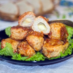 Куриные митболы с сыром в томатном соусе