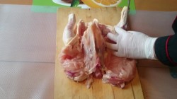 Куриный рулет с болгарским перцем на желатине в пленке - шаг 1