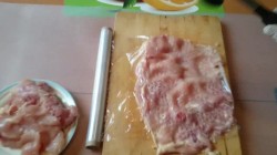 Куриный рулет с болгарским перцем на желатине в пленке - шаг 2