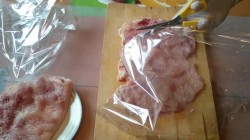 Куриный рулет с болгарским перцем на желатине в пленке - шаг 3