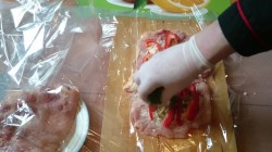 Куриный рулет с болгарским перцем на желатине в пленке - шаг 4