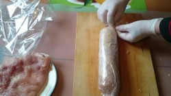 Куриный рулет с болгарским перцем на желатине в пленке - шаг 5