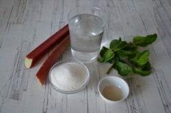 Квас из ревеня с мятой - шаг 1 Квас из ревеня с мятой - шаг 1