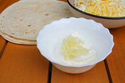 Лаваш на мангале с сыром - шаг 3