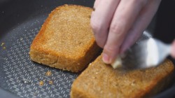 Легкие бутерброды с сыром и креветками - шаг 13