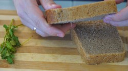 Легкие бутерброды с сыром и креветками - шаг 1