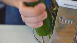 Легкие бутерброды с сыром и креветками - шаг 4