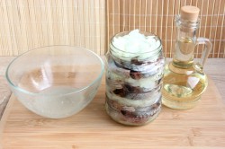 Малосольная селедка в домашних условиях с маринованным луком - шаг 9 Малосольная селедка в домашних условиях с маринованным луком - шаг 9