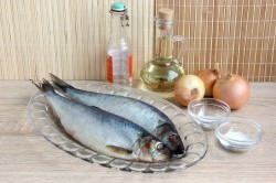 Малосольная селедка в домашних условиях с маринованным луком - шаг 1 Малосольная селедка в домашних условиях с маринованным луком - шаг 1