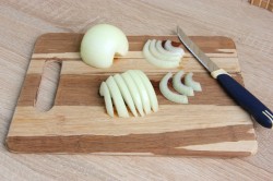 Малосольная селедка в домашних условиях с маринованным луком - шаг 2 Малосольная селедка в домашних условиях с маринованным луком - шаг 2