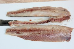 Малосольная селедка в домашних условиях с маринованным луком - шаг 7 Малосольная селедка в домашних условиях с маринованным луком - шаг 7