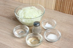 Малосольная селедка в домашних условиях с маринованным луком - шаг 3 Малосольная селедка в домашних условиях с маринованным луком - шаг 3