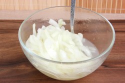 Малосольная селедка в домашних условиях с маринованным луком - шаг 4 Малосольная селедка в домашних условиях с маринованным луком - шаг 4