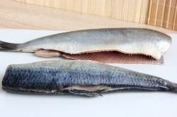 Малосольная селедка в домашних условиях с маринованным луком - шаг 5 Малосольная селедка в домашних условиях с маринованным луком - шаг 5