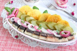 Малосольная селедка в домашних условиях с маринованным луком - шаг 10 Малосольная селедка в домашних условиях с маринованным луком - шаг 10