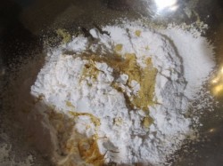 Мастика из сухого молока и сгущенки - шаг 2 Мастика из сухого молока и сгущенки - шаг 2