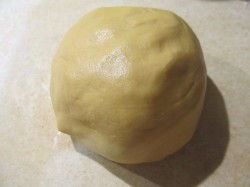 Мастика из сухого молока и сгущенки - шаг 3 Мастика из сухого молока и сгущенки - шаг 3