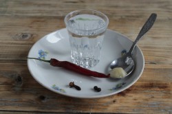 Медовая настойка с перцем - шаг 1 Медовая настойка с перцем - шаг 1