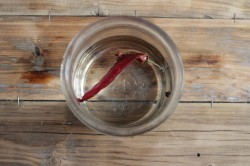 Медовая настойка с перцем - шаг 3 Медовая настойка с перцем - шаг 3