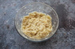 Медово-овсяные корзиночки с консервированными фруктами - шаг 1